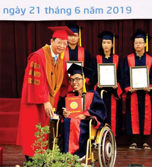 Hành trình vượt khó của chàng trai khuyết tật