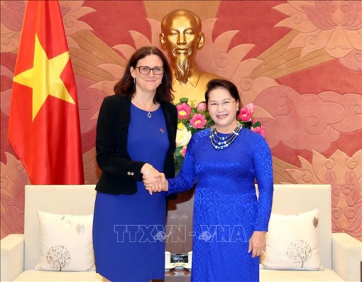 Chủ tịch Quốc hội tiếp Cao ủy phụ trách thương mại của EU