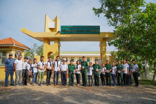 Sách quý đến tay Hòn Khoai - đảo xa nhất cực Nam Tổ quốc