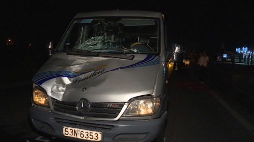 Nam thanh niên tử vong trong đêm sau cú va chạm với xe 16 chỗ