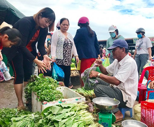 Nông sản, thực phẩm tăng giá vào mùa mưa