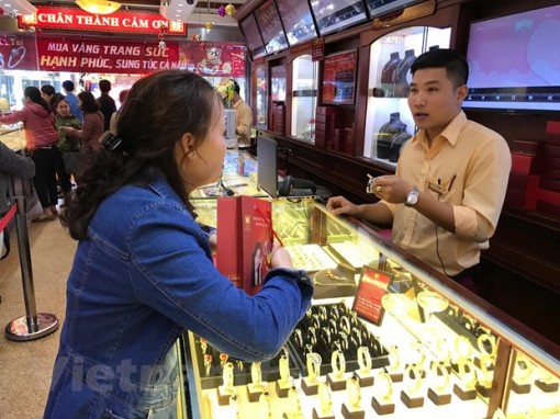 Giá vàng trong nước đảo chiều, giảm tới 250.000 đồng mỗi lượng
