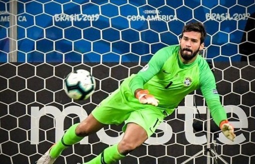 “Người nhện” Alisson trước ngưỡng cửa lịch sử