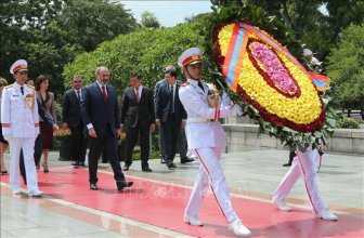 Thủ tướng Cộng hòa Armenia Nikol Pashinyan vào Lăng viếng Chủ tịch Hồ Chí Minh