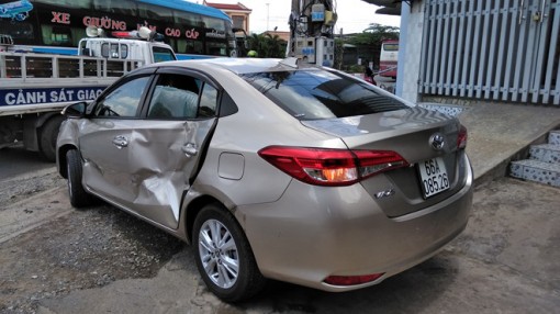 Xế hộp Vios bị xe đầu kéo ủi nát trên đường dẫn cao tốc TP.HCM - Trung Lương