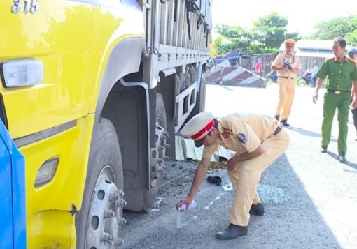 Vĩnh Long: Ôtô tải rẽ phải cuốn xe máy vào gầm gây tai nạn chết người