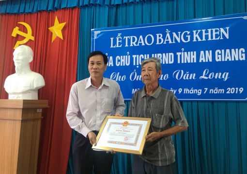 Trao bằng khen của Chủ tịch UBND tỉnh cho “ông lão vá đường”