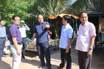 Chủ tịch UBND tỉnh Nguyễn Thanh Bình thị sát tình hình sạt lở ở Tân Châu