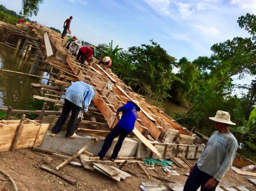 Những lão nông đi xây hơn 100 cây cầu từ thiện