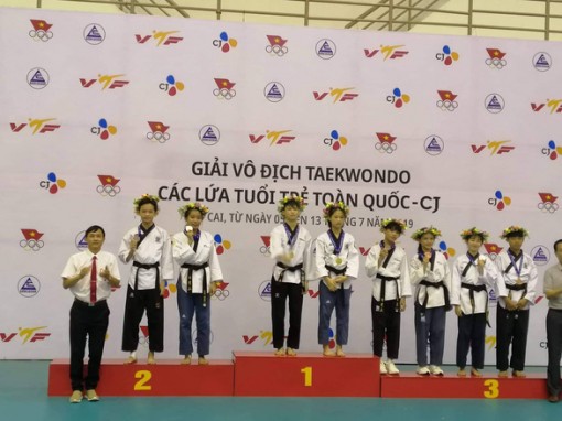 VĐV ra khỏi thảm, té khi đi quyền taekwondo vẫn huy chương vàng