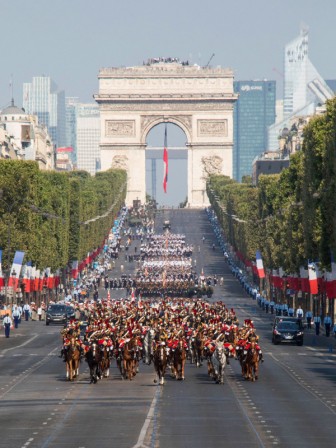 Pháp duyệt binh mừng Quốc khánh với khẩu hiệu ủng hộ châu Âu
