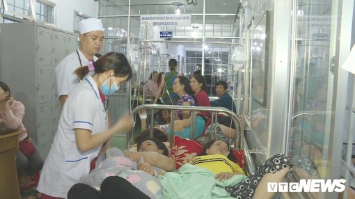 Sau bữa tiệc cưới, hơn 100 người nhập viện trong đêm