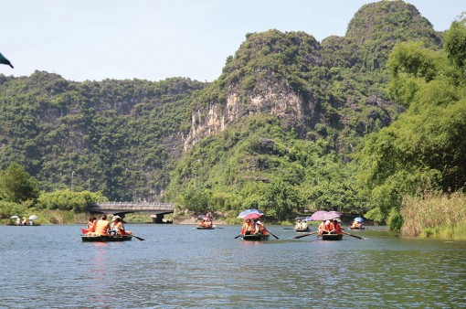 Xuôi dòng Tràng An