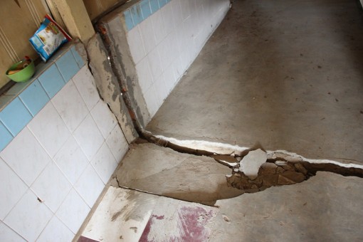 Sụp lún, nứt nền, nguy cơ sạt lở 3 căn nhà ở xã Long Kiến
