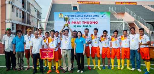 Trao giải môn bóng đá Hội thao công nhân viên chức-lao động tỉnh
