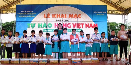 Khai mạc phiên chợ hàng Việt về nông thôn tại Chợ Mới
