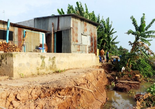 Liên tiếp sạt lở bờ sông, nhiều hộ dân ở An Giang phải di dời