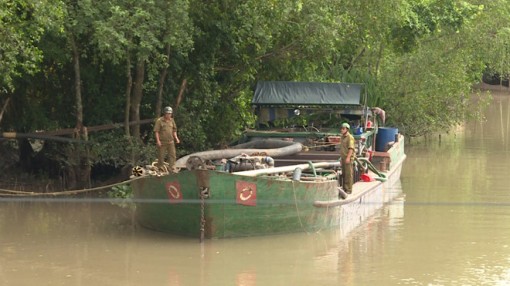 Công an nổ súng truy bắt 'cát tặc' trên sông Tiền giữa đêm mưa