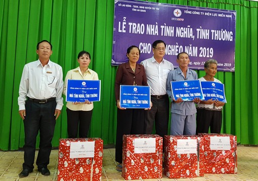 Thêm 6 căn nhà Tình thương, Tình nghĩa được trao tặng