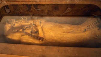 Lớp mạ vàng trên quan tài Vua Tutankhamen xuất hiện những vết nứt