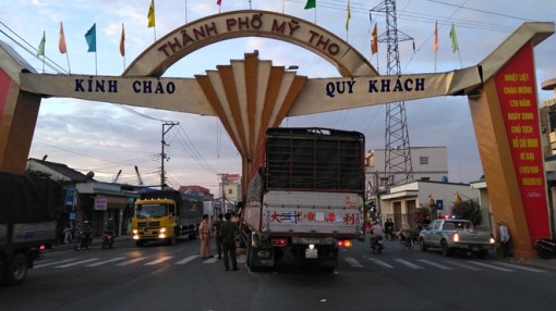 Tránh xe máy, xe tải tông sập cổng chào TP.Mỹ Tho