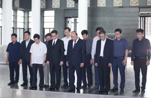 Hàng ngàn người tiễn đưa GS Hoàng Tụy về nơi an nghỉ cuối cùng