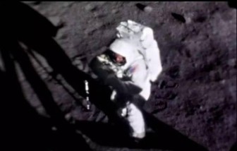 Phát hiện ảnh cận mặt Neil Armstrong khi vừa đặt chân lên mặt trăng