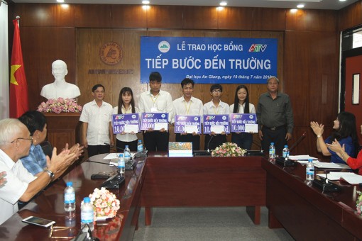 Trao 20 suất học bổng "ATV tiếp bước đến trường"