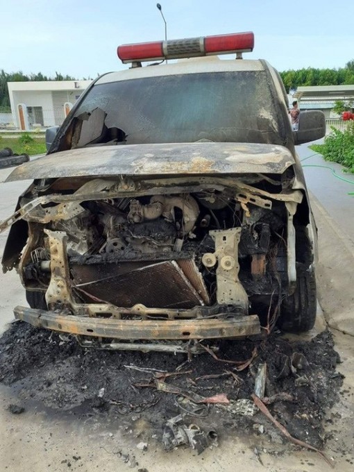 Xe cấp cứu bệnh viện huyện Cần Giuộc cháy rụi