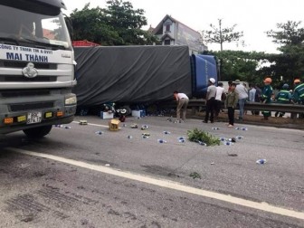 Dừng xem tai nạn chết người, 5 người bị xe tải lật trúng tử vong