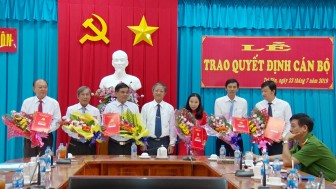 Tri Tôn trao quyết định công tác cán bộ