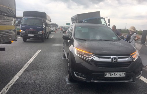 Xe tải tông xe con, 4 người thoát chết trên cao tốc TP.HCM – Trung Lương