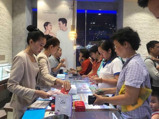 Giá vàng tăng sốc, có nên đổ tiền mua?