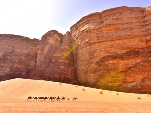 Trải mình ngắm cảnh sắc siêu thực giữa gió và cát nóng ở sa mạc Wadi Rum