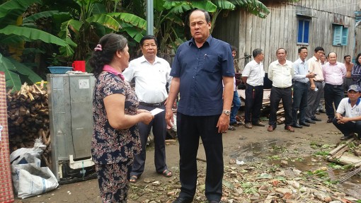 Chủ tịch UBND tỉnh Nguyễn Thanh Bình thăm các hộ dân bị sập nhà, tốc mái do giông lốc ở TX. Tân Châu