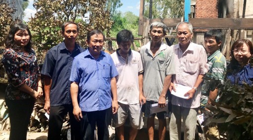 Thăm hỏi, hỗ trợ 5 gia đình có nhà bị cháy ở  An Phú