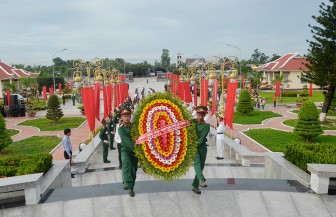Lãnh đạo tỉnh viếng Nghĩa trang liệt sĩ nhân kỷ niệm 72 năm ngày Thương binh - Liệt sĩ 27-7