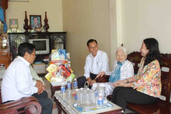 Bí  thư Tỉnh ủy Võ Thị Ánh Xuân thăm gia đình chính sách và các hộ bị sập nhà ở Tân Châu