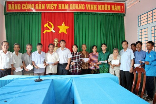 Phó Chủ tịch UBND tỉnh Trần Anh Thư thăm các hộ bị ảnh hưởng giông lốc ở Chợ Mới