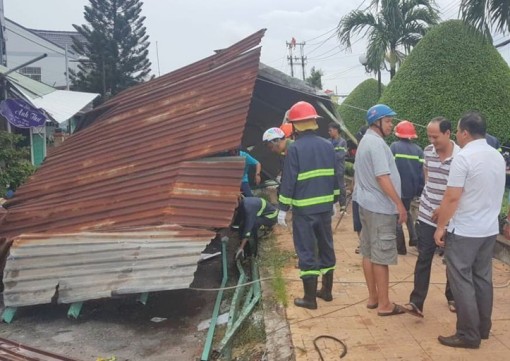 Lốc xoáy ở làm sập và tốc mái 75 căn nhà ở Cần Thơ