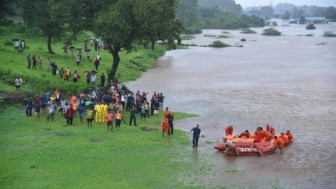Ấn Độ huy động trực thăng giải cứu 700 người mắc kẹt trong mưa lũ