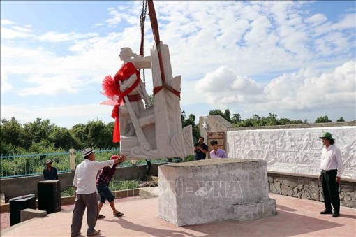 Lễ đặt tượng đài ngành Giao bưu và Vô tuyến điện Nam Bộ tại Cà Mau
