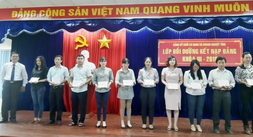Bế giảng lớp bồi dưỡng kết nạp Đảng khóa III năm 2019