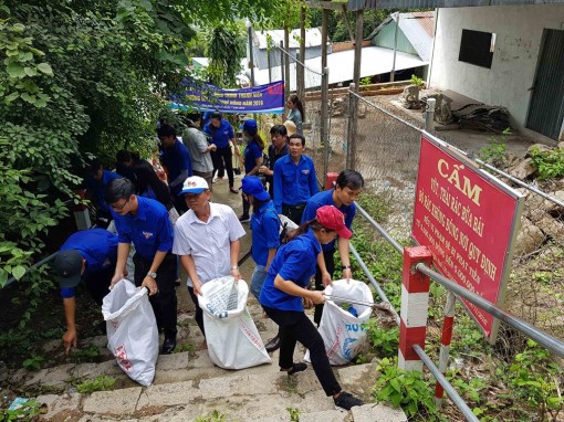 Làm sạch đường lên núi Cấm