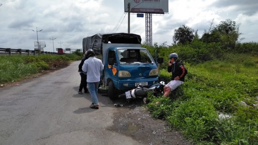 Tiền Giang: Xe tải chở bò tông trực diện xe máy, một phụ nữ nguy kịch