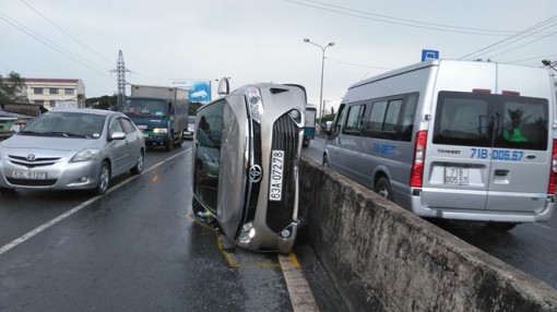 Tai nạn ở Tiền Giang: Toyota Camry leo dải phân cách, bung túi khí