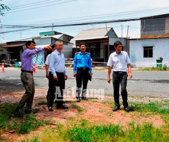 Phó Chủ tịch UBND tỉnh Trần Anh Thư khảo sát tình hình sạt lở trên tuyến QL91