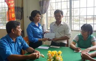 Liên đoàn Lao động tỉnh hỗ trợ cho đoàn viên thiệt hại do giông lốc