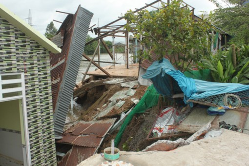 Cần Thơ: Sạt lở đất ven Quốc lộ 80 làm 2 căn nhà sụp xuống sông