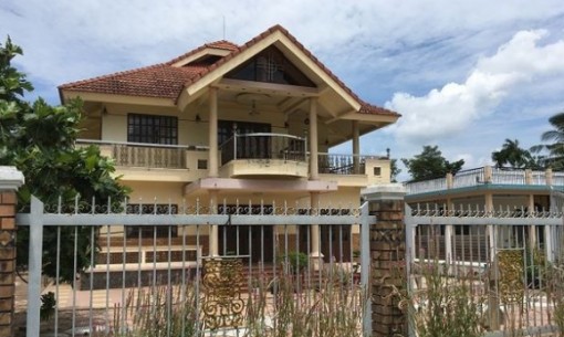 Ngôi mộ đặt giữa phòng khách căn biệt thự ở Bến Tre trên báo nước ngoài